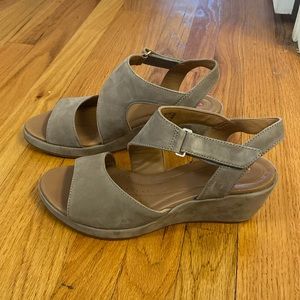 Sling back heeled sandal